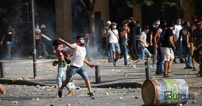  Livanda minlərlə insan ABŞ səfirliyinə axışır - Video  