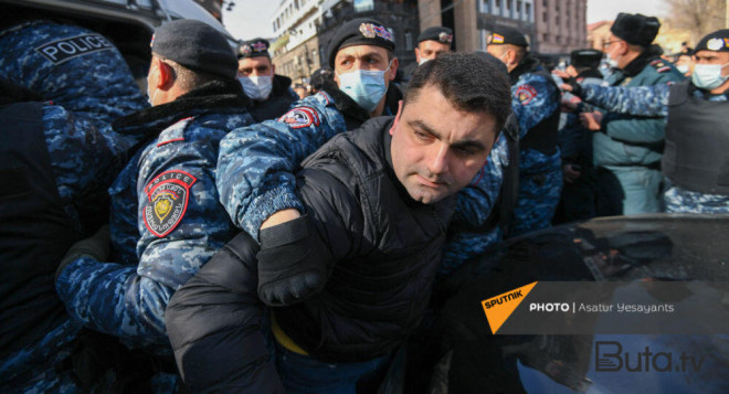  Paşinyan “qırmızı beretli”ləri etirazçıların üstünə göndərdi  