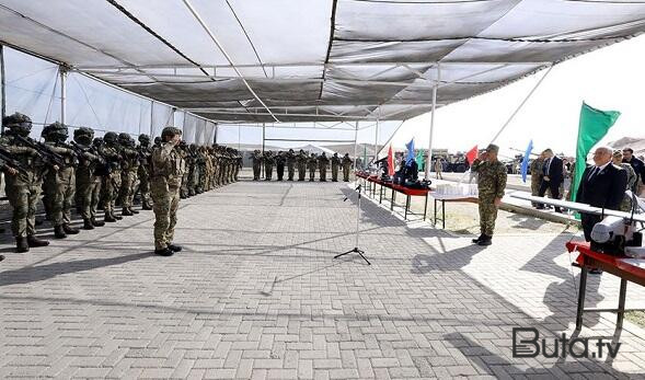  Gülər Bakıda bu hərbçiləri mükafatlandırdı - FOTO 