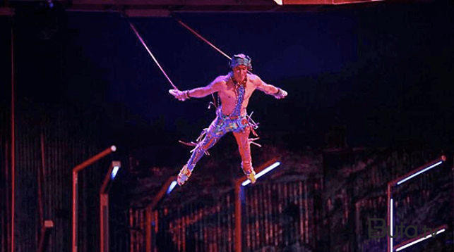  Sirk gimnastı hündürlükdən belə yıxıldı - Video  