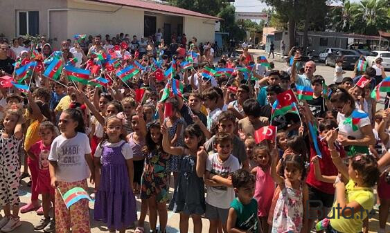  Azərbaycan türkiyəli məktəbliləri belə sevindirdi - Foto  