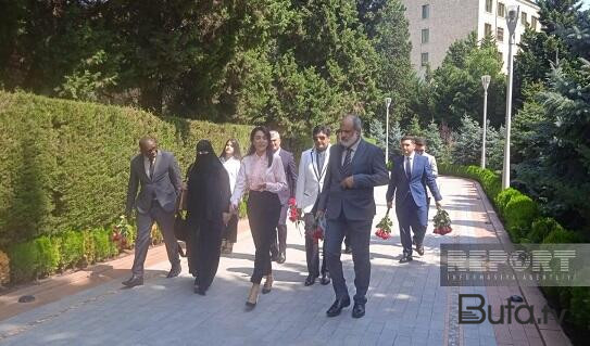  İƏT nümayəndə heyəti Şəhidlər xiyabanında - Foto  