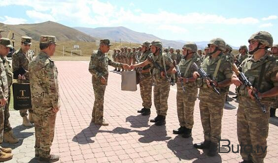  Xanlar Vəliyev Naxçıvanda hərbçilərlə görüşdü  