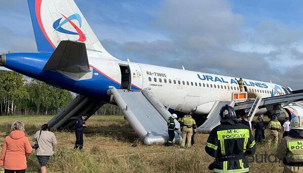  Rusiyada sərnişin təyyarə qəza enişi etdi – Video  