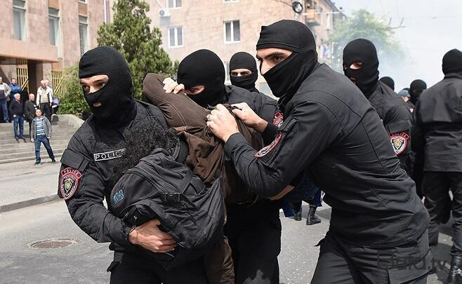  İrəvanda aksiyada polis zorakılığı: yaralılar var  