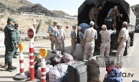  Hərbçilərimiz Qarabağdan gedənləri belə yoxlayır - Video  