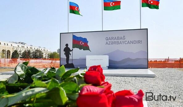  Dövlət və hökumət rəsmiləri Zəfər parkında  