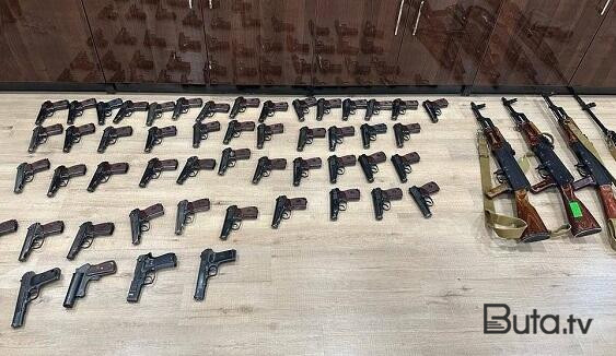  Qondarma rejimin “polisləri” silahlarını qoyub qaçdı - Video  