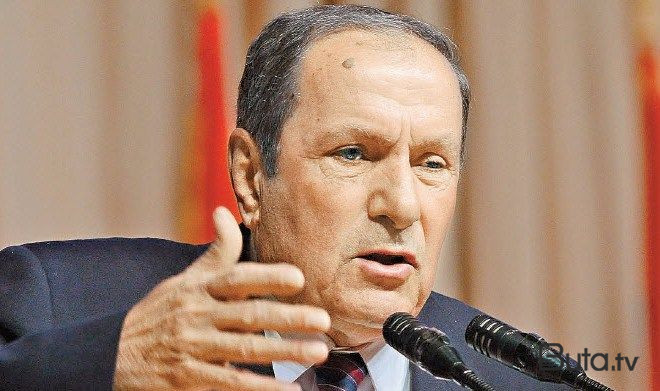 Petrosyan Paşinyana qarşı çıxmamaq qərarını alqışladı  