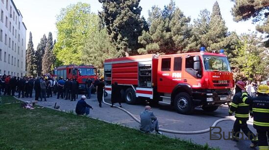  Gəncədə ikimərtəbəli obyekt və altındakı maşınlar yandı  