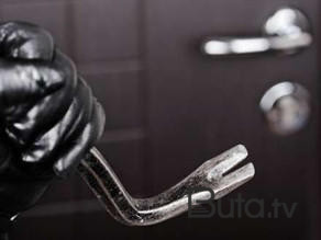  Ev sahibi qapını açıq qoyub yatdı, oğru 18,5 min apardı  