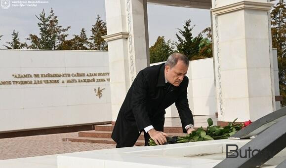  Bayramov Bişkekdəki Ata-Beyit Memorial Kompleksində - Foto  