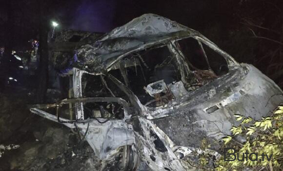  Mikroavtobus aşandan sonra yandı: 3 ölü, 18 yaralı - Foto  