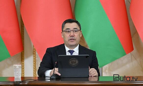  Sadır Japarov Heydər Əliyevin məzarını ziyarət etdi  