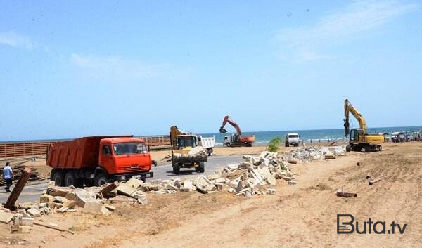  Çoxtonnajlı maşınlar Xəzərin qumunu niyə daşıyır? - Video  