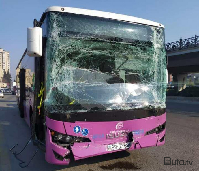  Bakıda sərnişin avtobusu ağır qəzaya düşdü - Video  