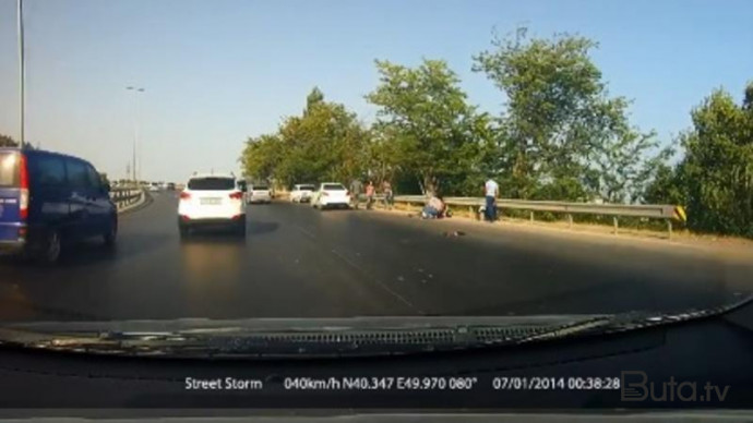  Moped sürücüsü öz ölümünü lentə aldı - Video  