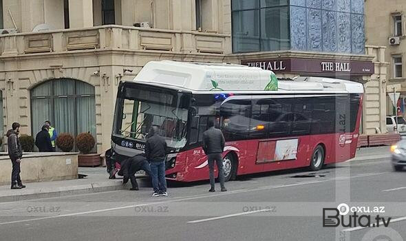  Bakıda sərnişin avtobusu çuxura düşdü - Foto  