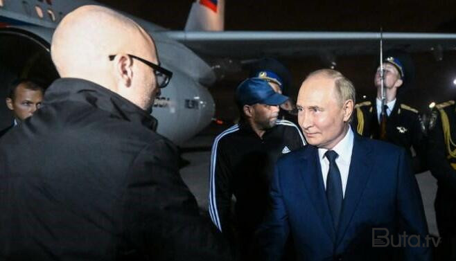  Putinlə görüşəndən sonra bir müddət əlini yumadı…  
