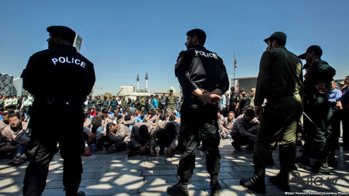  Tehranda əsgər polisləri güllələyib, intihar etdi  