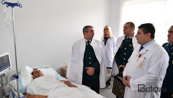  DSX rəisi yaralı hərbçimizi ziyarət etdi - Foto  