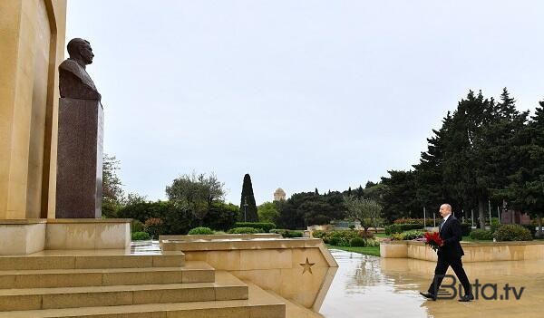 Prezident Ankarada Heydər Əliyevin abidəsini ziyarət etdi  