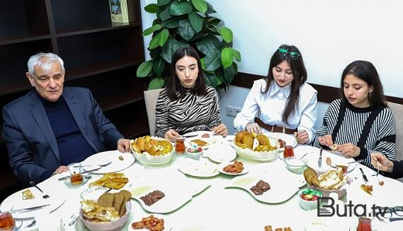 Rektor tələbələrlə səhər yeməyində - Foto  