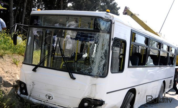  Bakıda avtobus qəzaya uğradı: yaralılar var - Video  