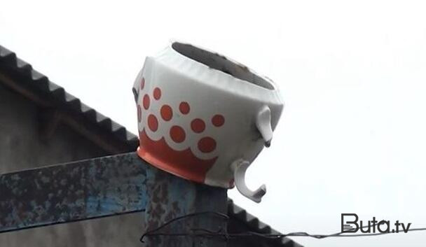  Bu kənddə hasarlara sınıq çaynik və buynuz qoyulur - Video  