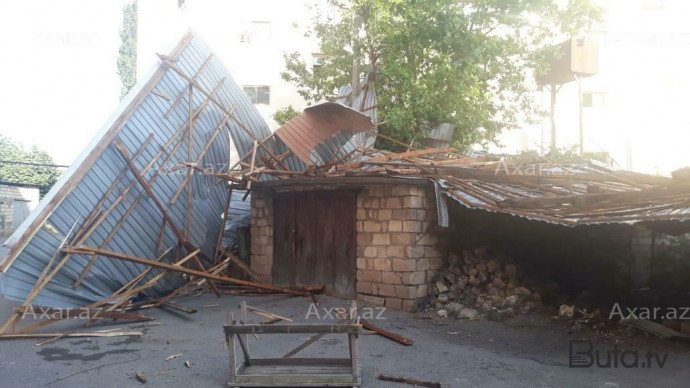  Siyəzəndə evin damını külək uçurdu - Video  