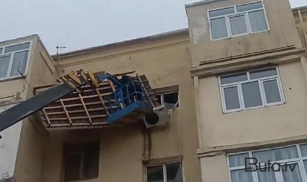  Külək Bakıda binanın damını uçurdu - Video  