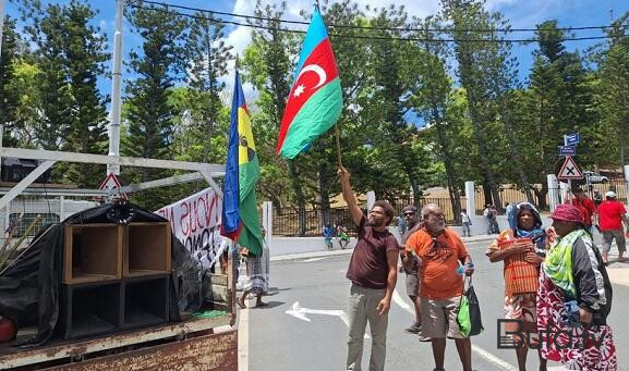  Fransaya qarşı etiraz: Bayrağımız qaldırıldı - Video  