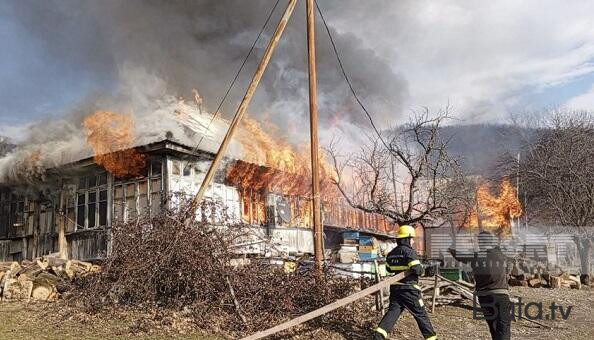  Oğuzda 4 məcburi köçkün ailəsinin yaşadığı ev yandı  