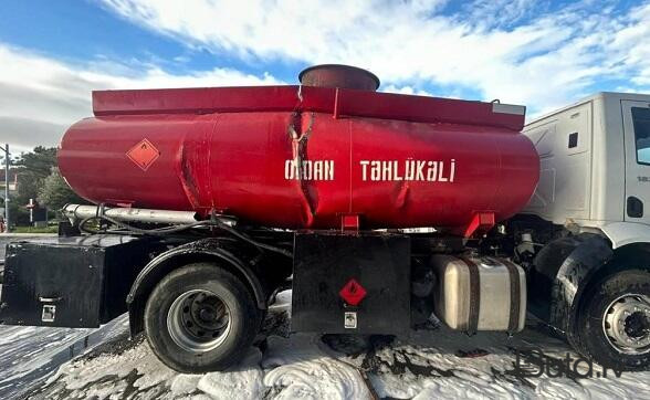  Yanacaq maşını aşdı, 40 ton benzin yola dağıldı  