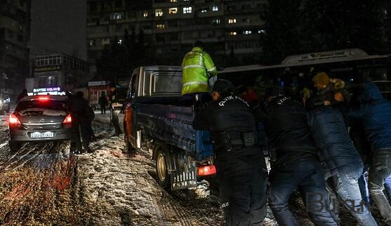  Bakıda qar: maşınlar yolda qalır, polislər isə... – Foto  