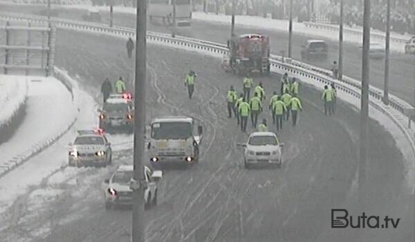  Polislər Bakıda sürücülər üçün yol açır - Foto  