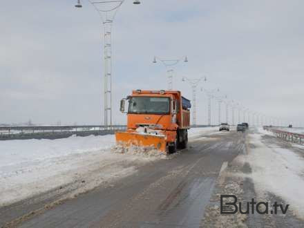  Yola qum səpən maşın qəzaya düşdü: yaralanan var  