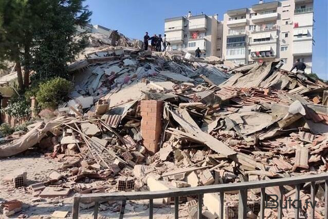  İstanbulda metro tikintisi zamanı bina çökdü - Video  