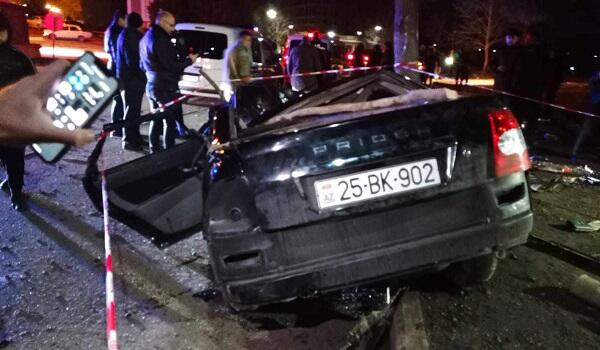  Maşın ağaca çırpıldı, iki nəfər öldü  