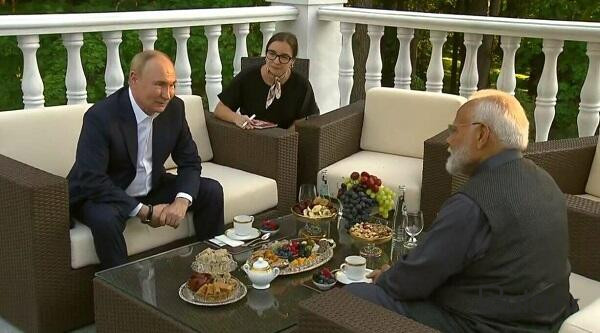  Putin Modini çaya qonaq etdi, elektrokarda gəzdirdi - Video  