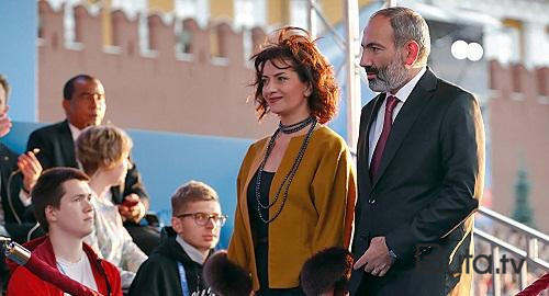  Paşinyan və xanımı adi təyyarə ilə uçdu: Hara? - Foto  