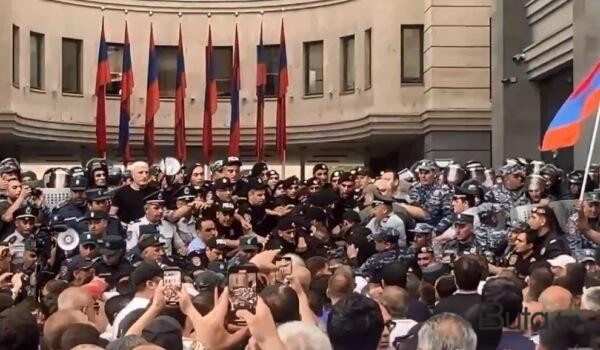  İrəvanın mərkəzində “mələk” peyda oldu – Foto  