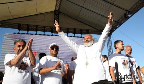  Baqrat elan etdi: Nikolu devirmək üçün 100 min...  