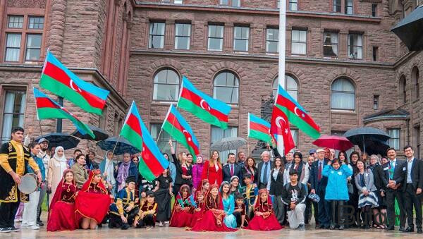 Kanada parlamentinin önündə bayrağımız qaldırıldı - Foto  
