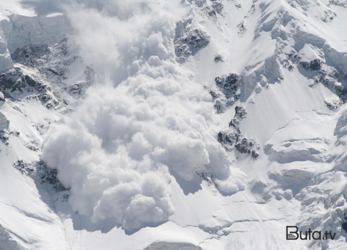  Bu ölkədə qar uçqunu: 10 nəfər qarın altında qalıb  