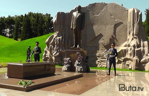  Jelyazkov Heydər Əliyevin məzarını ziyarət etdi - Foto  
