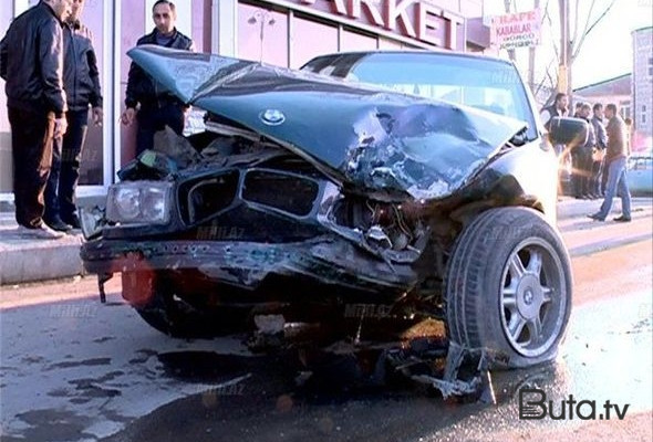  Sumqayıtda maşın köşkə çırpıldı: yaralılar var  