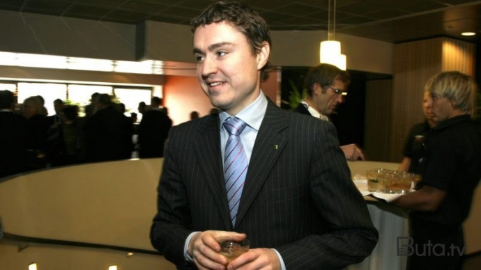  Keçmiş baş nazir sərxoş oldu, təyyarədən düşürtdülər  