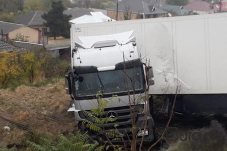  İstanbulda TIR sedanın üzərinə aşdı: ölənlər var - Video  