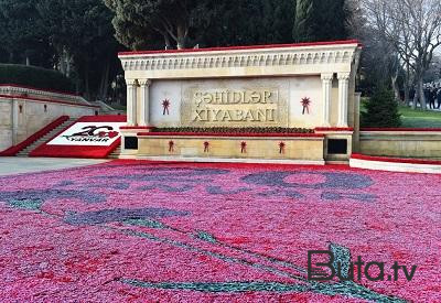  Tokayev “Əbədi məşəl” abidəsinin önünə əklil qoydu  